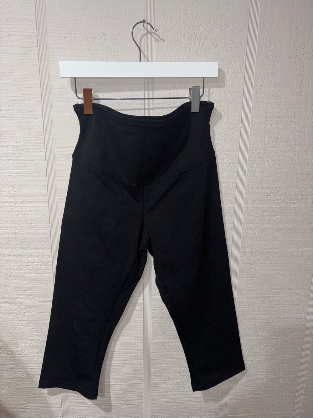 Yummie by Heather Thomson Black High-Rise Capri Leggings